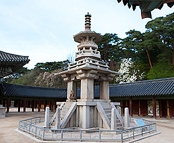 照片)佛国寺的释迦塔(左)和多宝塔(右)  】